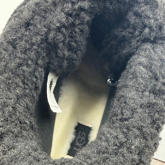New-UGG-Terretrail Cozy Lace up Black Suede Fur-Lined Boots- Size 9 - Picture 7 of 11
